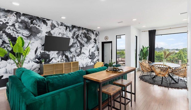 River View High-End Condo with Private Patio and FREE Parking