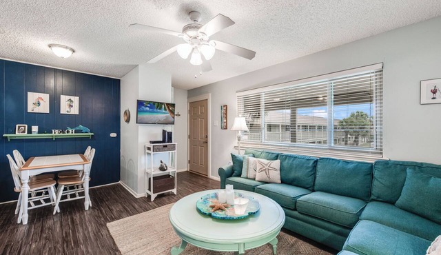 Roomy 1 BDRM Large Pool w/a Private Courtyard and a 5 Min Walk to the Beach