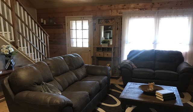 Round Mountain Cabin Getaway