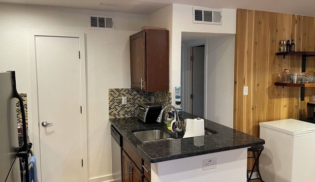 Rustic Pool Front Condo with AC, High Speed Wifi in Beautiful Austin, TX