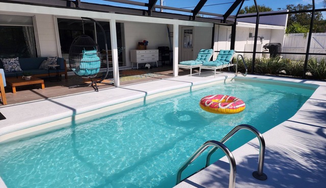 SARASOTA Heated Pool - Pet Friendly - Garage w/EV Charger - Close to Beaches!