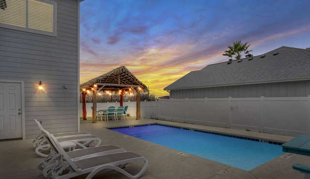Sassy Seahorse | Pet-friendly, Pool Table, Private Pool!