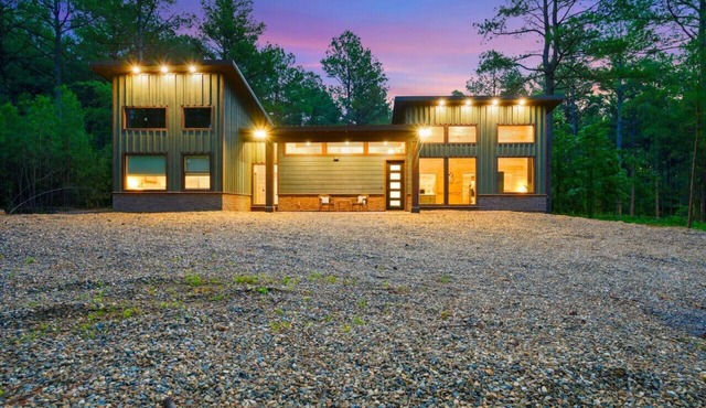Screech Owl Cabin · Luxury Getaway: EV Charger, Game Table & Hot Tub