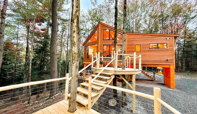 Secluded Luxury Treehouse - Hot Tub & Projector