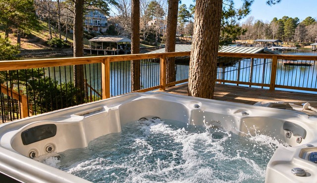 Sleeps 18, Lakefront, Fire Pit, Private Dock