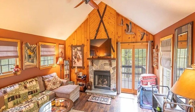 Snow Owl Chalet - Dover, 4-Bd 3-Bth - 10 Min. - Mt Snow! Saltwater Hot Tub!