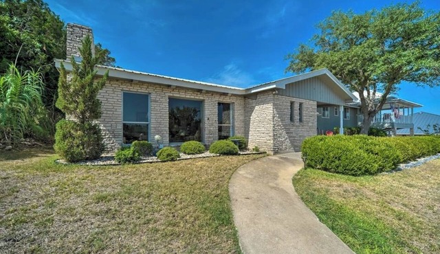 Snowbird-friendly house with game room, full kitchen, balcony, & W/D