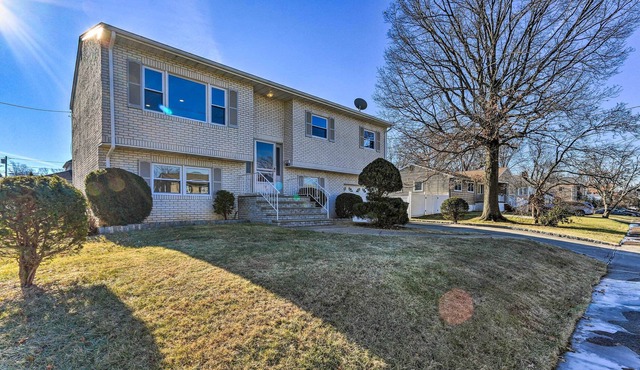 Spacious Home ~ 11 Mi to Staten Island!