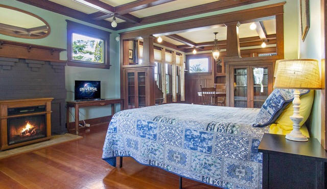 Spacious Studio Downtown! (Explorer's Suite)