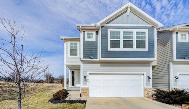 Specious 3-bedroom townhome with AC in Lee's Summit