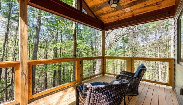 Spring in Mtns Oak Treehouse Near Asheville - Pet Friendly