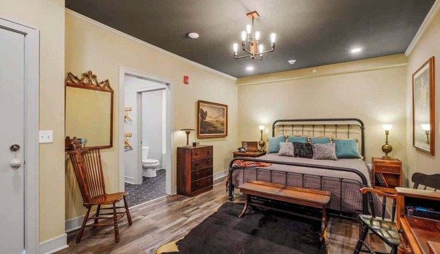 Stay and Relax in the Heart of Parkville KingBed