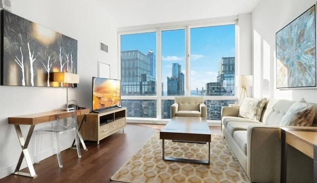 Steps from Hudson River 1 BR Downtown/river views | Desk + Wi-Fi