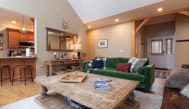 Stratton + Mt. Snow family getaway with Hot Tub, Fire Pit, Game Room, and AC!