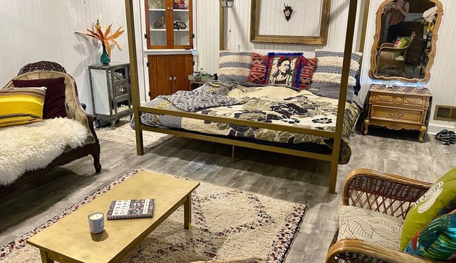 Sweet little apartment with hot tub,gazebo,and an acre backyard! Walkable area!