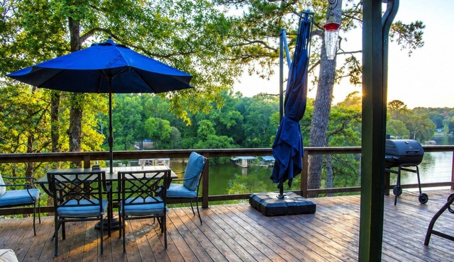 The Pine ~ Lakefront Cabin ~ Swim Dock ~ Pet Friendly ~ Near Hot Springs