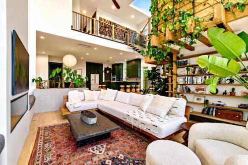 The Songwriter's Mansion Rooftop Spa & Skyline Views