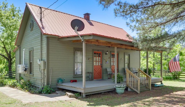 Vintage Charm + Outdoor Calm: Rural Arkansas Cabin