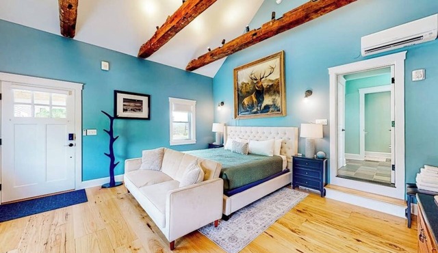 Vintage farmhouse studio with on-site hot tub - near year-round recreation