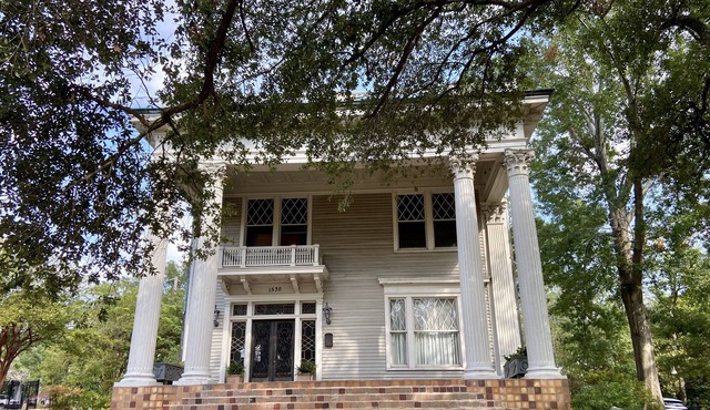 Vintage Studio Apartment Across from Fairview Inn