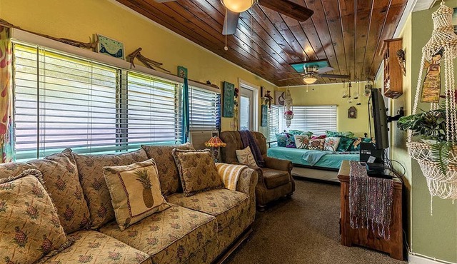 Whimsical Mermaid Retreat with Private Deck in Bacliff, Texas
