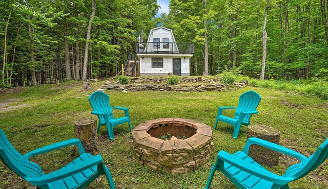 Wilmington Chalet w/Hot Tub < 8 Mi to Mount Snow!