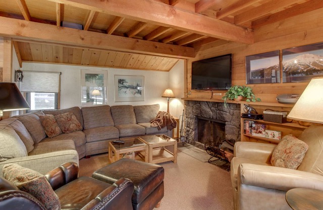 Family-Friendly Home with Shared Pool - Close to Town - Free SHARC Access