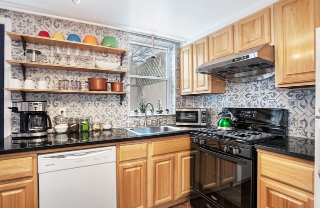 FANTASTIC 2BD/2BR DUPLEX WITH YARD - 15 MINS TO NYC!! SLEEPS 6!!