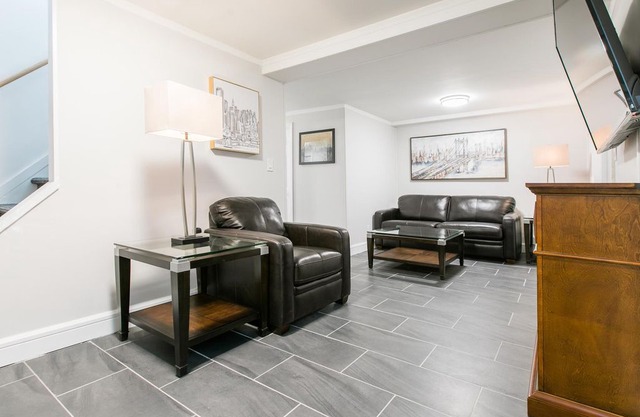 Sleeps 14 - 4 Bedroom - 2 Bath - 7 Beds - BBQ - Deck - Just 7 Minutes to NYC ed