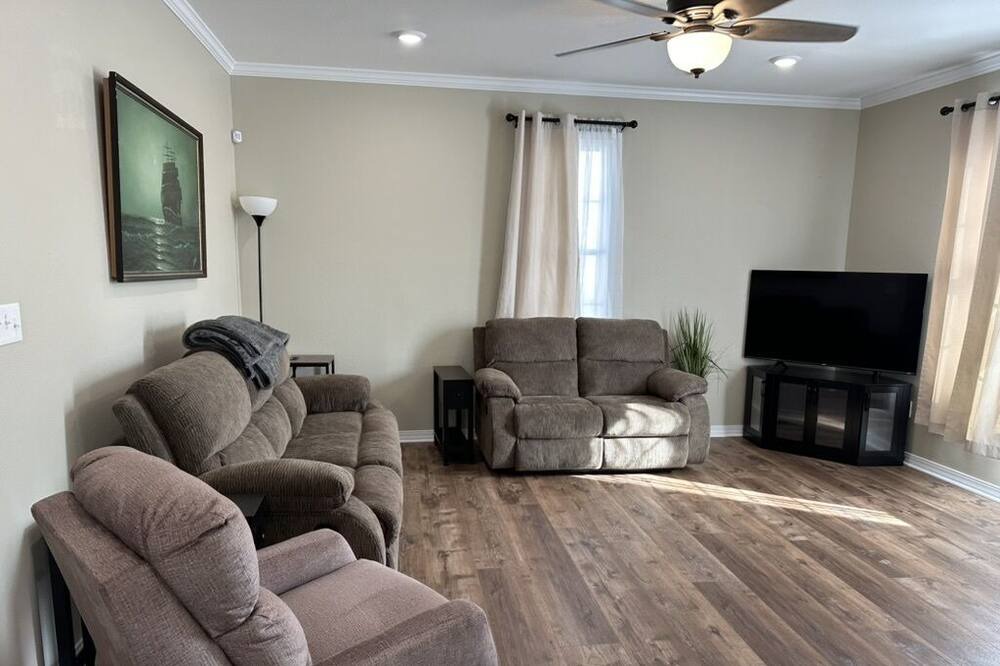 Greenwood House | Charming 50's Cottage on Main St.