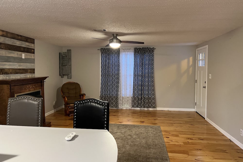 Clarksville House | House located at Lake Ludwig. Ride out to Red Lick mountain bike trails.