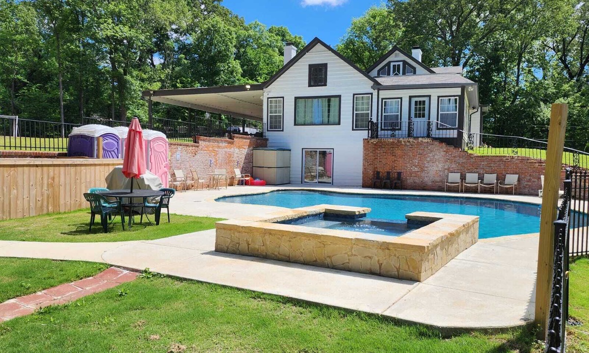 Raleigh House | Exclusive & Privacy 10-Bedroom Estate Compound with Pool and Hot Tub