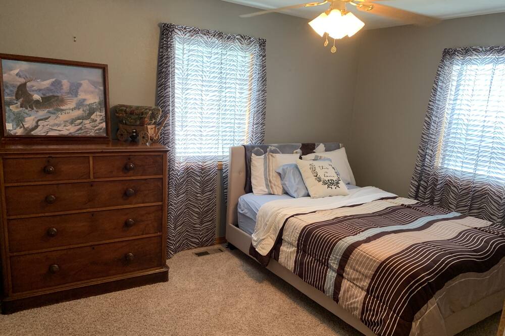 Photo of Bedroom in Compton