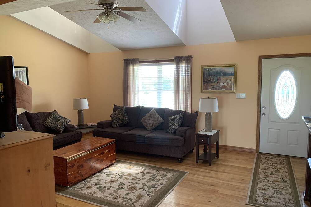 Photo of Livingroom in Compton