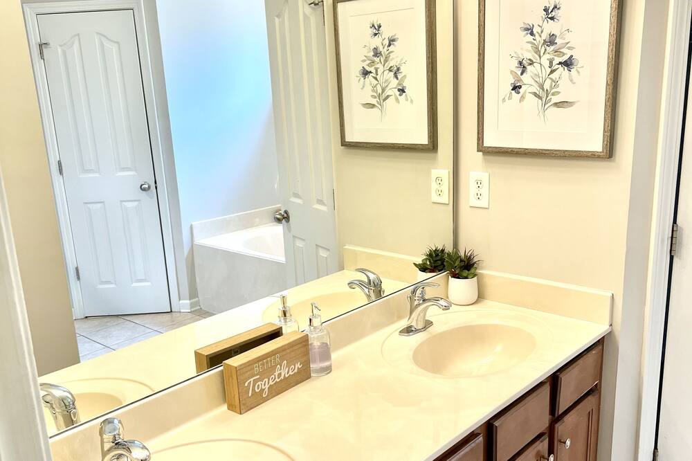 Photo of Bathroom in Cordova