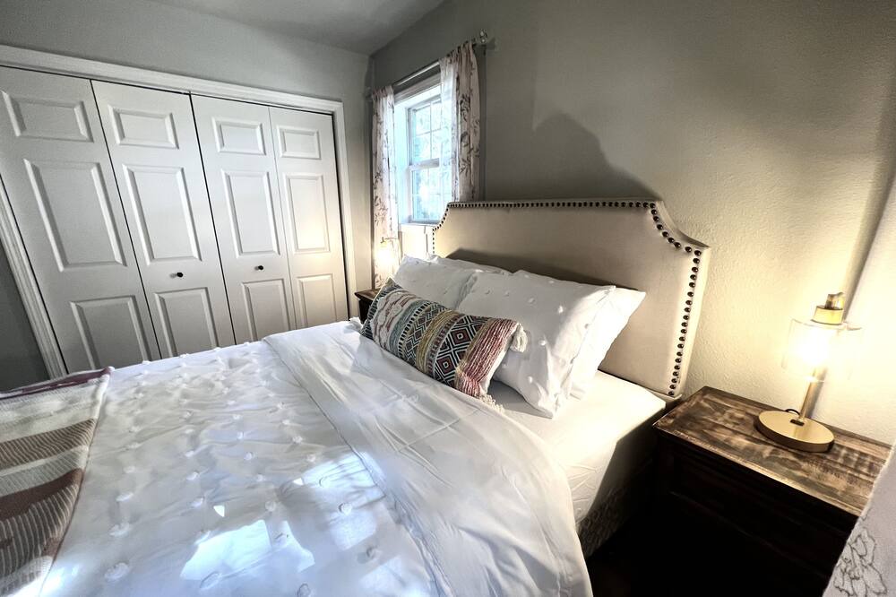 Photo of Bedroom in Benton
