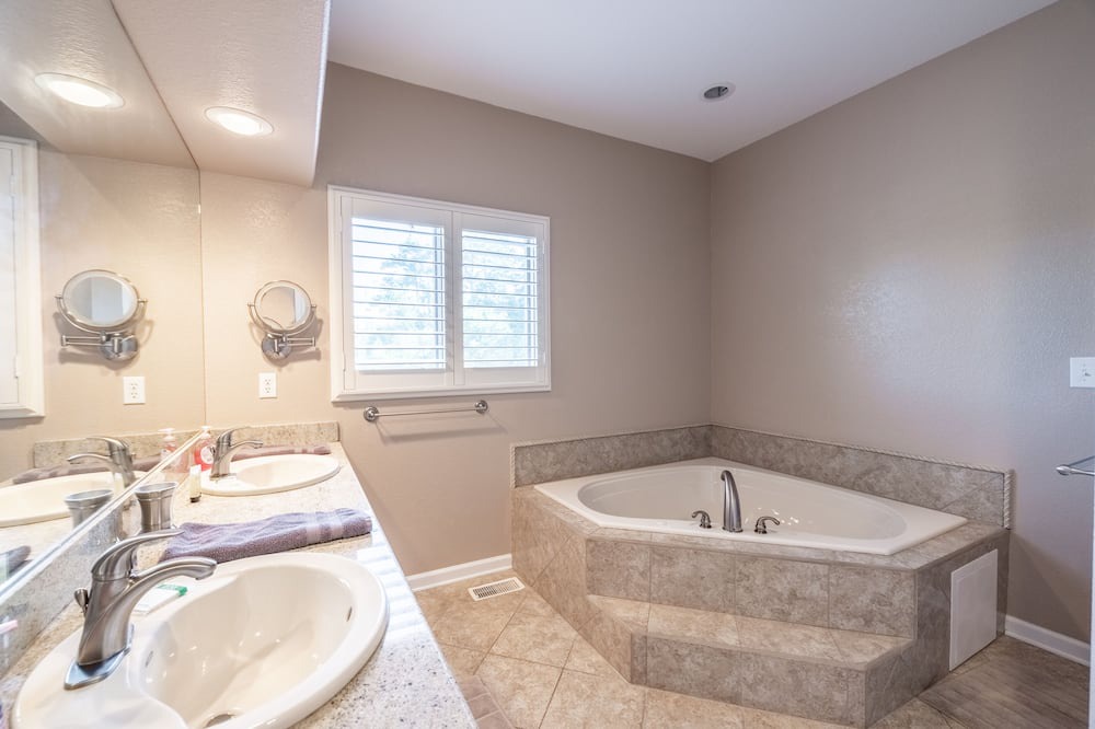 Photo of Bathroom in Piney