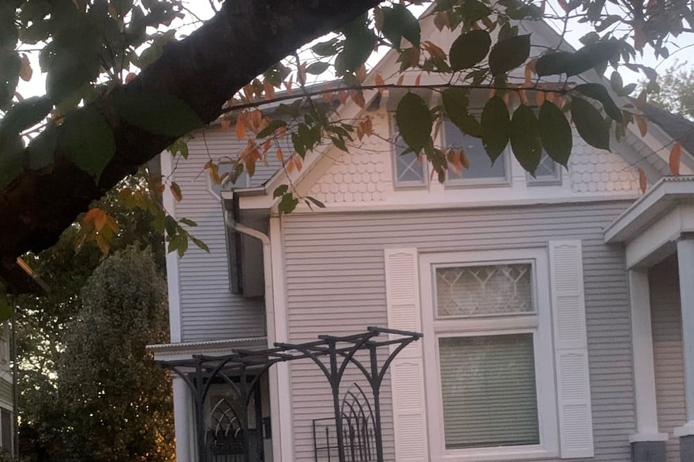 Photo of Outdoor in East of Broadway