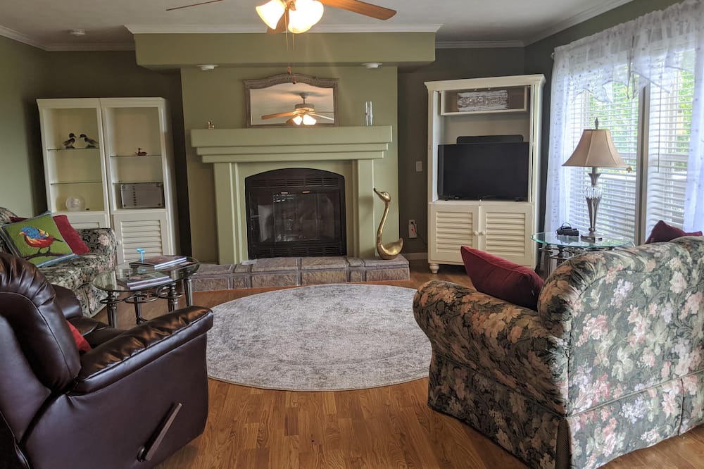 Photo of Livingroom in Omaha