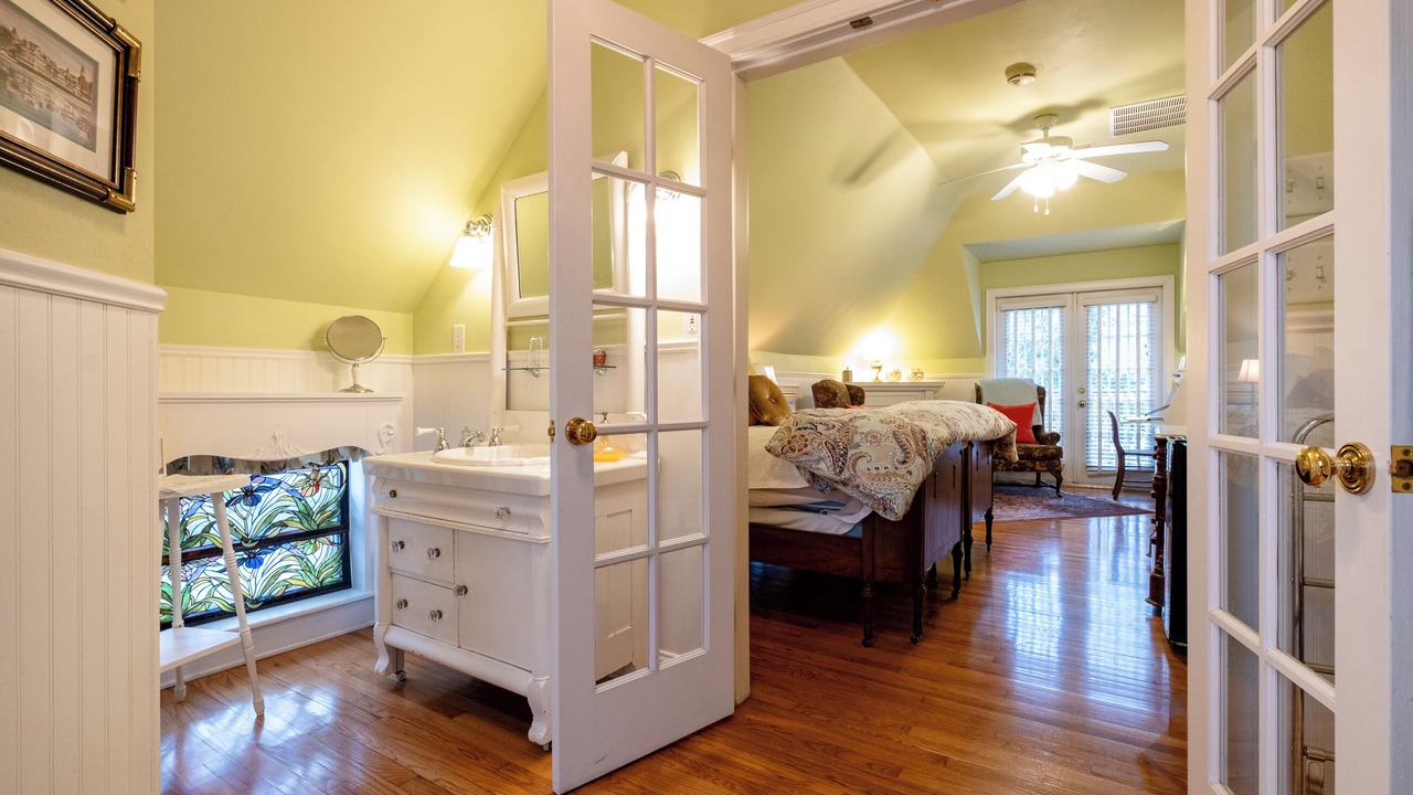 Photo of Livingroom in East of Broadway