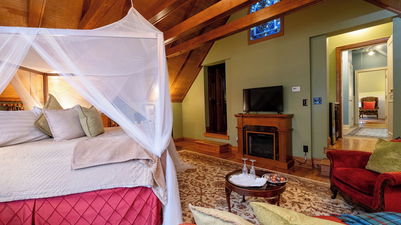 Photo of Livingroom in East of Broadway