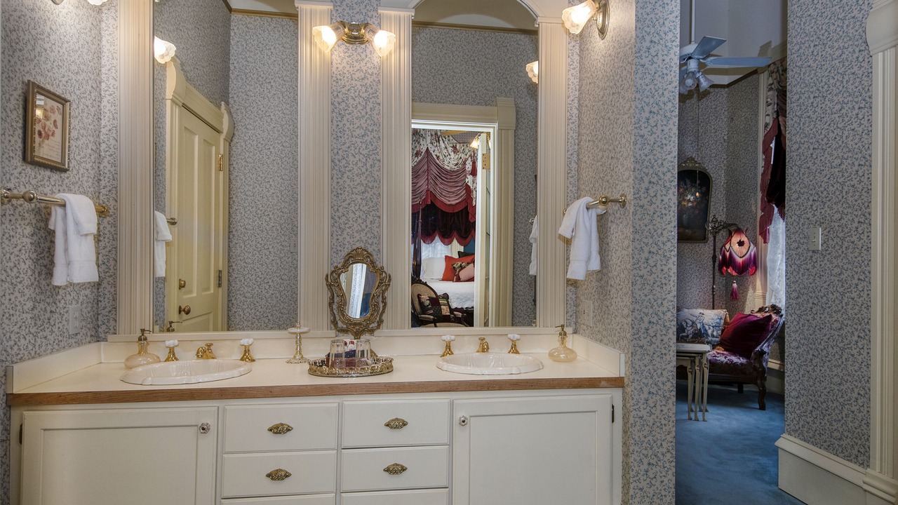 Photo of Livingroom in East of Broadway