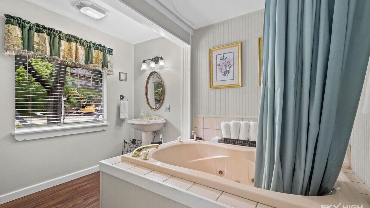 Photo of Bedroom in Eureka Springs Historic District