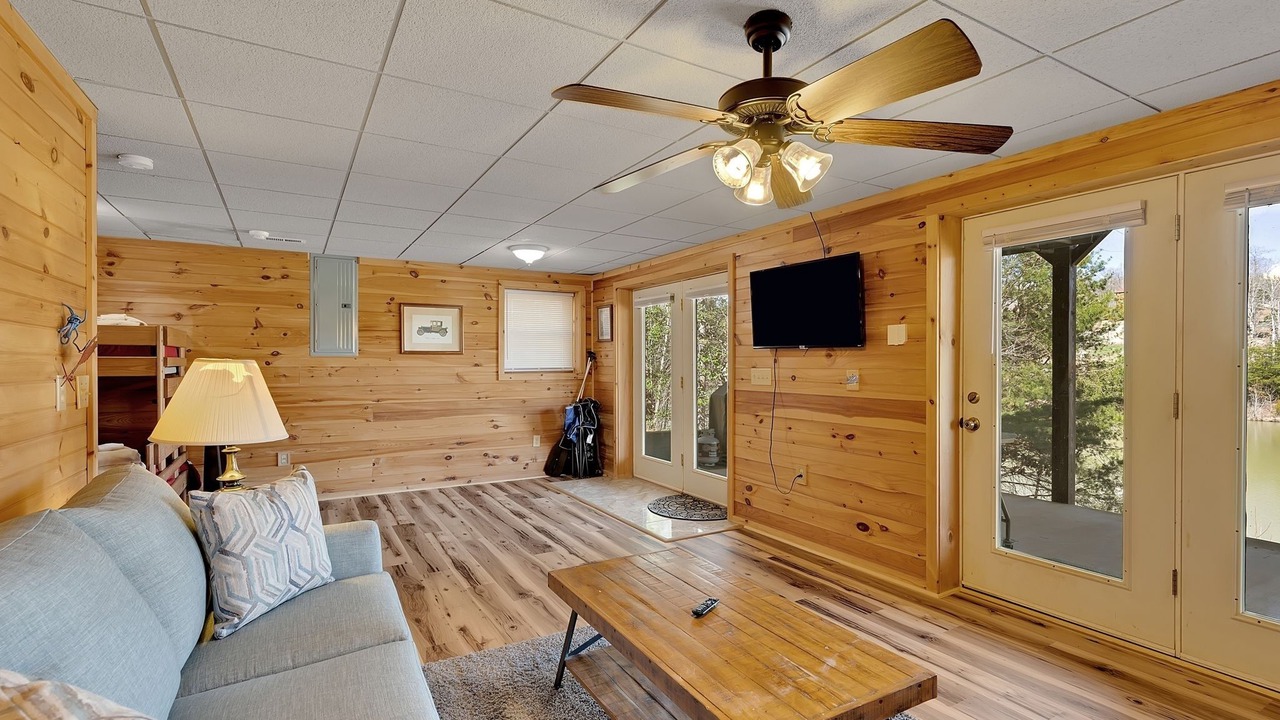 Photo of Livingroom in Laurel Lakes