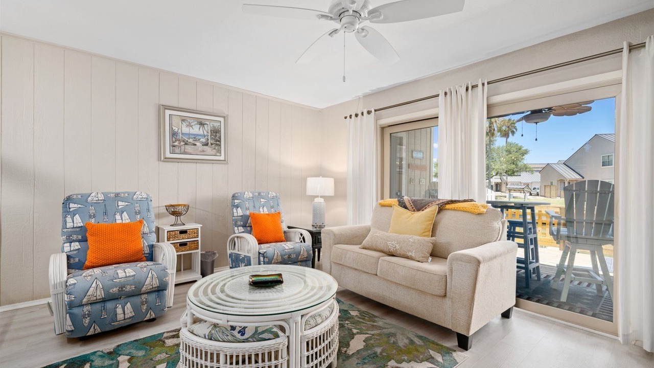 Photo of Livingroom in Harbor Oaks