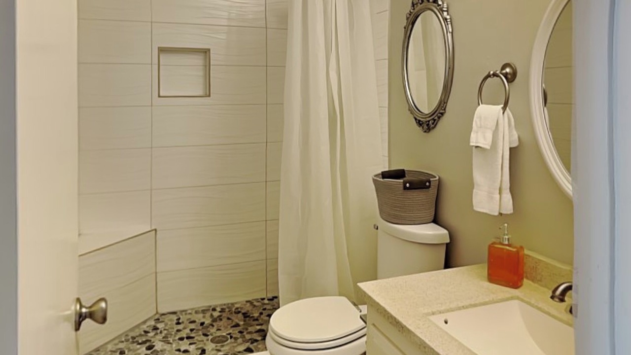 Photo of Bathroom in Harbor Oaks