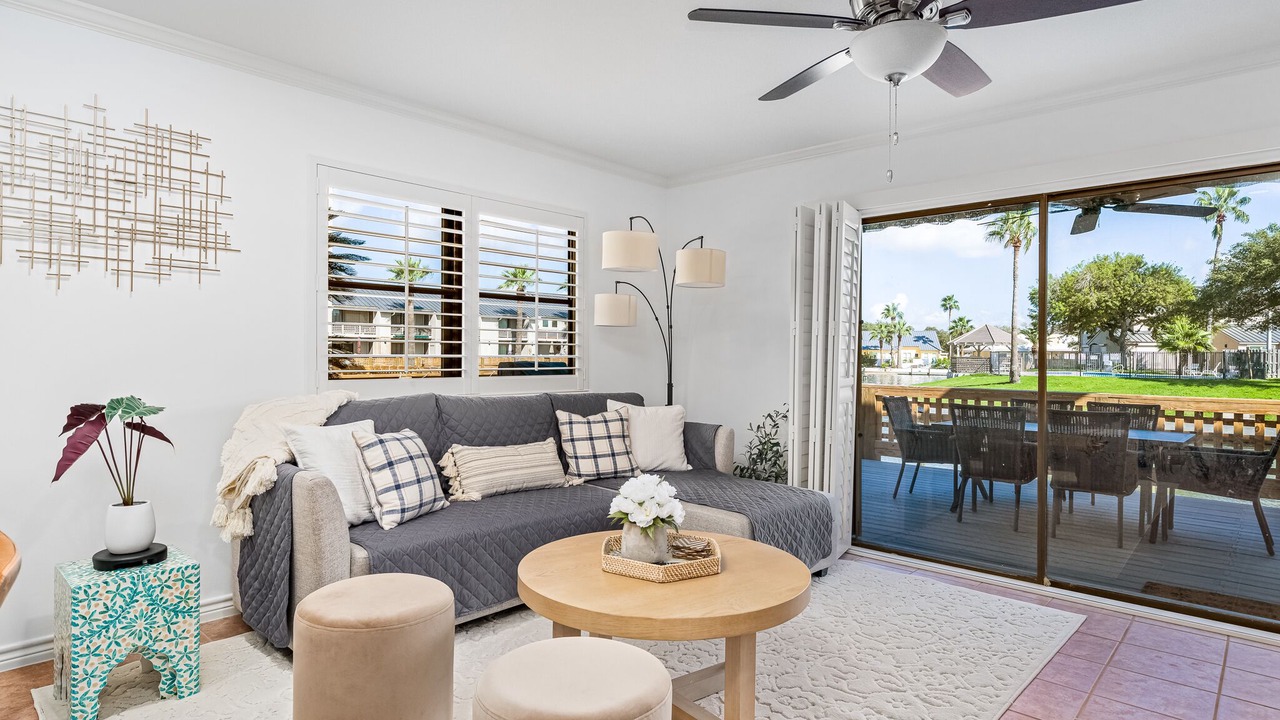 Photo of Livingroom in Harbor Oaks