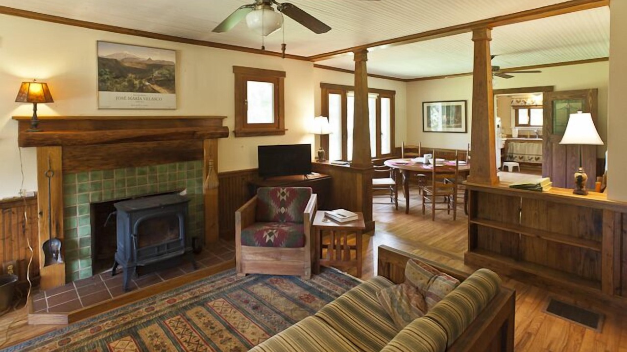 Photo of Livingroom in Barnardsville