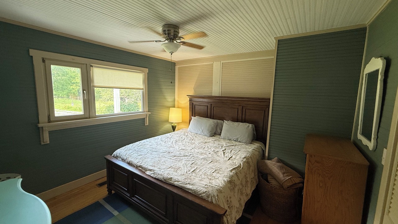 Photo of Bedroom in Barnardsville