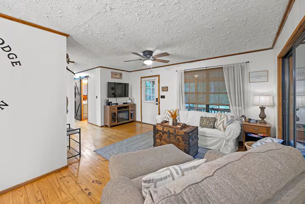 Photo of Livingroom in Morris Chapel